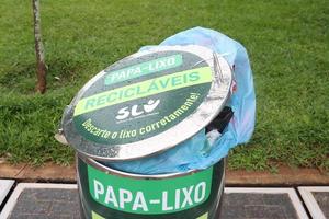 brasilia, brasil, 26 de diciembre de 2022 el nuevo sistema de residuos sotkon para recoger basura en zonas urbanas rebosantes de basura foto