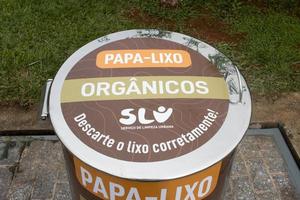 brasilia, brasil, 21 de diciembre de 2022 el nuevo sistema de residuos sotkon para recolectar basura en áreas urbanas recientemente instalado en la sección noroeste de brasilia, los contenedores marrones indican basura orgánica foto