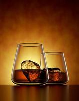 whisky escocés, bourbon o ron en un vaso sobre fondo ámbar - Ilustración 3D Render foto