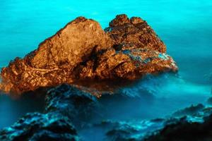 rocas en el mar azul foto