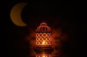 enfoque selectivo de la linterna con forma de luna de la luz en el fondo para la fiesta musulmana del mes sagrado de ramadán kareem.