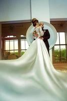 glamour joven pareja de recién casados en magníficos trajes de boda foto