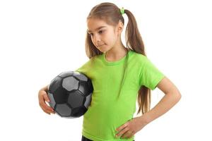 niña linda posando en el estudio con la pelota foto