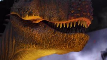 dichtbij omhoog van reusachtig tyrannosaurus dinosaurus met scherp tanden video