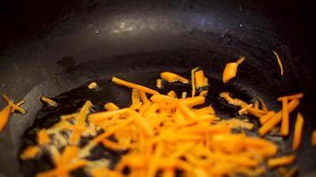 close-up de fritar os legumes na frigideira quente video