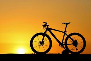 silueta de una bicicleta al atardecer foto