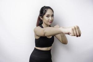 Hermosa luchadora asiática deportiva entrena boxeo en estudio sobre fondo blanco. concepto de artes marciales foto