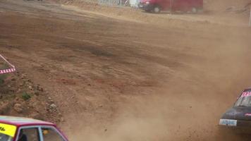 autocross em uma estrada de terra em um carro esportivo video