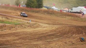 autocross en un camino de tierra en un coche deportivo video