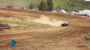 Autocross auf einem Feldweg in einem Sportwagen video