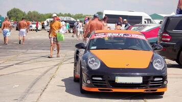 les voitures de course s'exhibent video