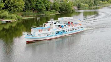 grand bateau à passagers sur la rivière video