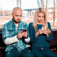 pareja amorosa de la vida moderna pasa por teléfonos móviles foto