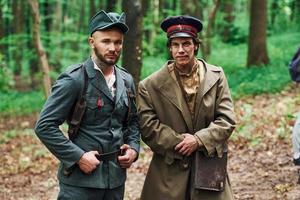 ternopil, ucrania - junio de 2020 filmación de la película del ejército insurgente ucraniano upa. fotos del backstage. dos soldados enemigos posando para la cámara