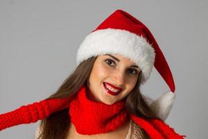 chica con sombrero de santa y bufanda roja foto