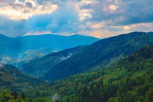 paisaje de montaña con cielo dramático foto