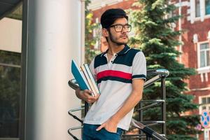 retrato de un tipo maravilloso con gafas y libros foto