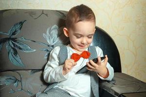 niño pequeño con teléfono móvil foto