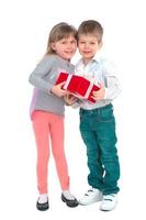 niños con caja de regalo foto