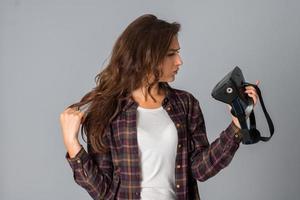 encantadora chica probando gafas de realidad virtual foto