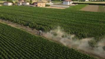 tracteur pulvérisant des engrais, des herbicides, des insecticides, des pesticides antiparasitaires video