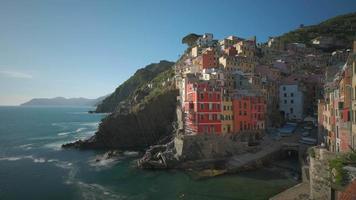 Lapso de tiempo de Riomaggiore en Cinque Terre en verano, Liguria Italia video