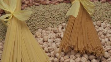 pâtes spaghetti intégrales complètes et légumineuses haricots secs, lentilles, pois chiches régime méditerranéen nutrition video
