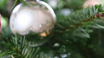 funkelnde weihnachtskugeln für wohnmobile und weihnachtsschmuck für camping gewähren dem anhänger einen festlichen heiligen abend in der adventszeit mit traditioneller dekoration, um weihnachten mit hängender dekoration zu feiern video