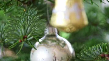 funkelnde weihnachtskugeln für wohnmobile und weihnachtsschmuck für camping gewähren dem anhänger einen festlichen heiligen abend in der adventszeit mit traditioneller dekoration, um weihnachten mit hängender dekoration zu feiern video