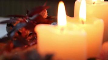fyra brinnande ljus på jul krans lysande ljus med romantisk humör på helig eve och jul högtider framför av en festlig dekorerad jul träd som traditionell kristen symbol för första advent video