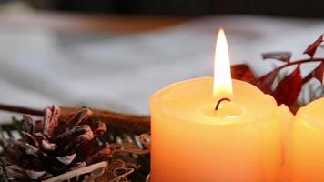 quatre bougies allumées sur une guirlande de noël qui brillent d'une ambiance romantique à la veille sainte et aux vacances de noël devant un arbre de noël décoré de fête comme symbole chrétien traditionnel de l'avent video