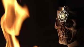 Pentagramm-Symbol auf Schädelkopf und Feuerflammen video