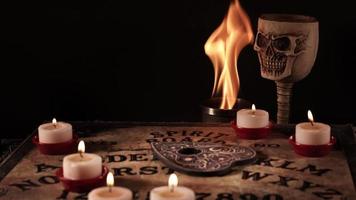 el tablero de ouija de brujería espiritual a la luz de las velas