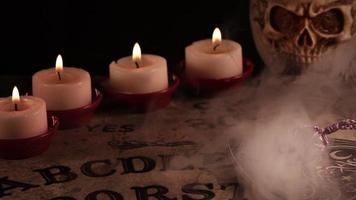 das spirituelle hexerei-ouija-brett im kerzenlicht video