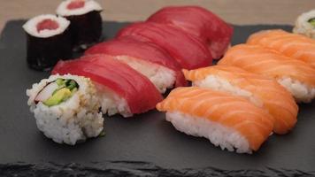 Sushi-Sortiment mit Lachs-Nigiri, Thunfisch-Nigiri, Hosomaki und Uramaki. roher fisch maki und reis japanisches asiatisches essen.