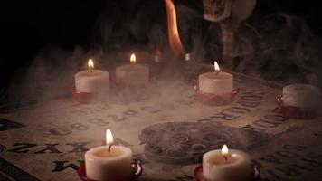 el tablero de ouija de brujería espiritual a la luz de las velas video
