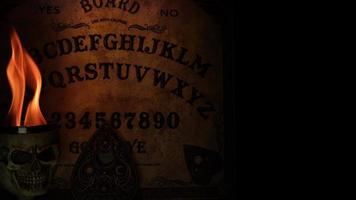 cabeça de caveira e tabuleiro de bruxa ouija video