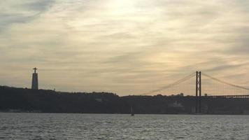 lapso de tiempo del santuario de cristo rey con tráfico rodado en el puente 25 de abril y el río tejo video