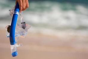 mujer sosteniendo equipo de snorkel foto