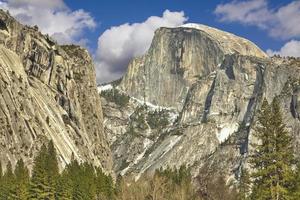 vista de media cúpula en yosemite el día de primavera foto