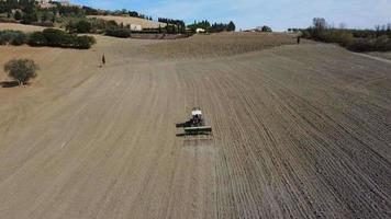 traktor, der ländliches feld des weizens vorbereitet, bodenluftbild pflügen video