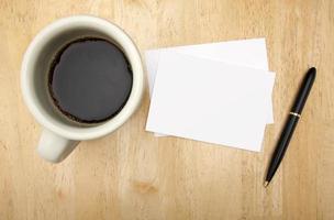 tarjeta de nota en blanco, pluma y café foto
