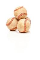 cuatro pelotas de béisbol aisladas en blanco reflectante foto