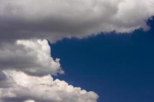 nubes hinchadas en un cielo azul. foto