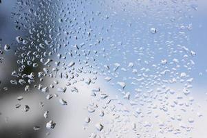 gotas de lluvia en la ventana foto