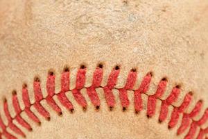 Detalle macro de béisbol desgastado foto