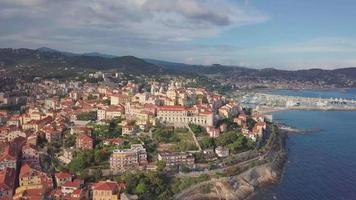 imperia porto maurizio, vista aérea da cidade histórica de borgo prino. ligúria, mar mediterrâneo, itália. mar da Ligúria. video