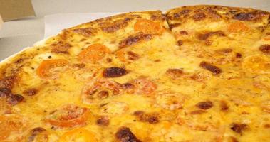 closeup de pizza margherita de queijo dourado