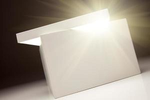 caja blanca con tapa que revela algo muy brillante foto