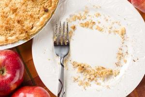 sobrecarga de tarta, manzanas y migas espaciadas en un plato foto
